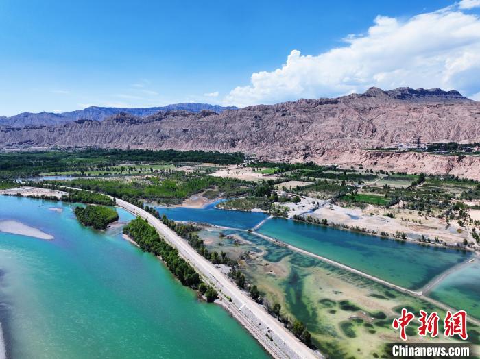 航拍貴德縣黃河岸畔綠意盎然?！●R銘言 攝