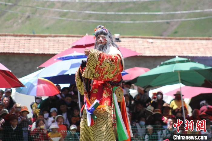 圖為觀眾們觀看表演?！“喱斂h文體旅游廣電局 供圖