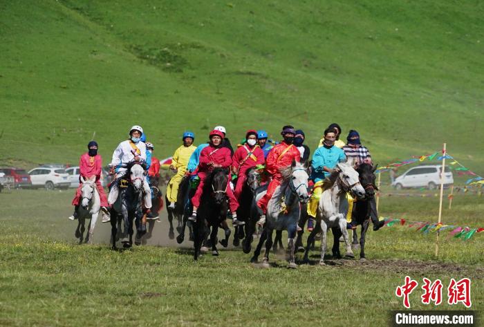 圖為選手進(jìn)行3000米賽馬比賽?！●R銘言 攝