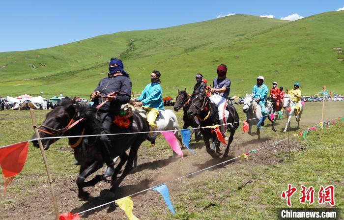 圖為選手進(jìn)行3000米賽馬比賽?！●R銘言 攝