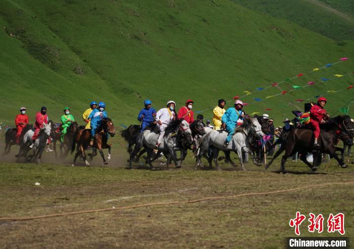 圖為選手進(jìn)行3000米賽馬比賽?！●R銘言 攝