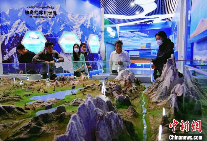 圖為中外嘉賓在玉樹(shù)州博物館內(nèi)參觀?！●R銘言 攝