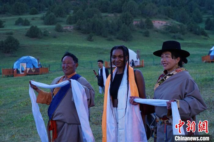 圖為當(dāng)?shù)孛癖娕c外籍留學(xué)生合影留念?！●R銘言 攝