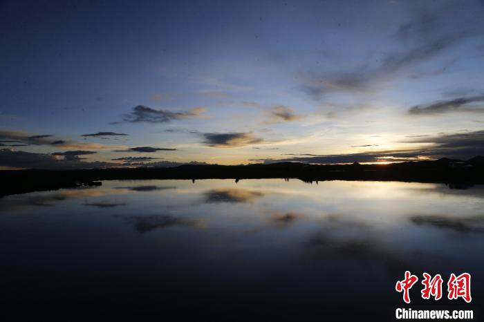 圖為夕陽(yáng)下的查旦濕地。　馬銘言 攝