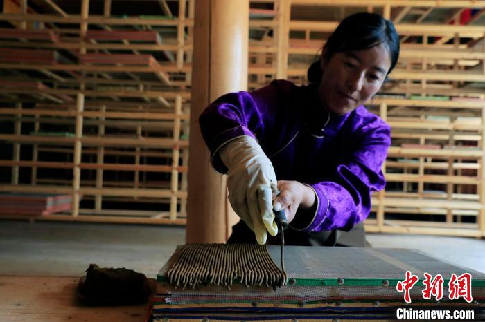 擠壓成香?！⊥趵?攝