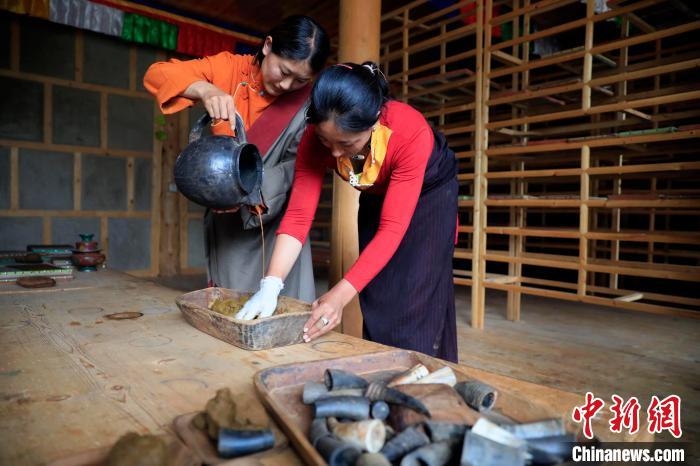 調(diào)合香團(tuán)?！⊥趵?攝