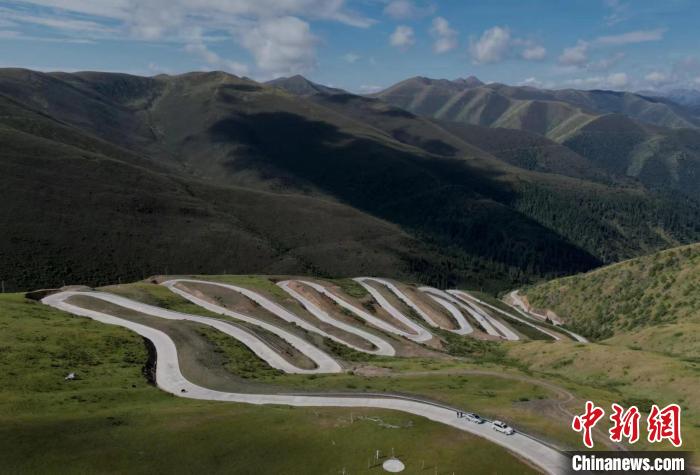 四川壤塘上藍(lán)天路：沿線居民致富的幸?！疤炻贰? oldsrc=