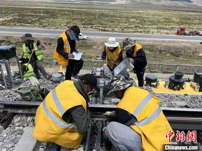 圖為青藏鐵路基礎(chǔ)設(shè)施“升級(jí)換代”施工現(xiàn)場?！‖F(xiàn)場作業(yè)人員供圖
