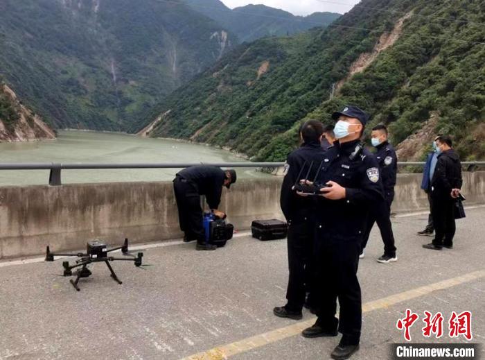 民警組成的搜尋隊(duì)利用無(wú)人機(jī)在震區(qū)開(kāi)展空中巡查。　甘孜州公安局供圖