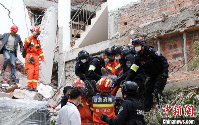 四川消防救援人員開展救援。　四川消防 供圖