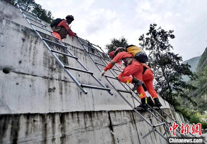 四川消防救援人員開展救援?！∷拇ㄏ?供圖