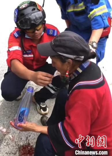 筠連筠愛青年應(yīng)急救援隊(duì)救援人員正在為傷員傷口清理?！∈茉L者供圖