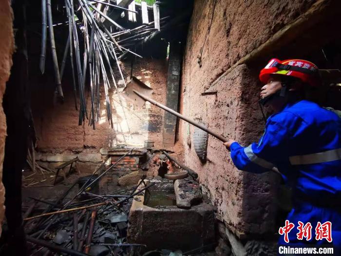 宜賓藍(lán)豹應(yīng)急救援隊(duì)搜救組成員劉方杰正在參與救援?！∈茉L者供圖