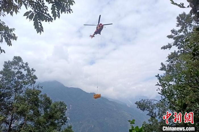 直升機(jī)起飛將搶修塔材運(yùn)往海拔1950米的110千伏唐下線29號(hào)塔位?！⌒鞈c明 攝