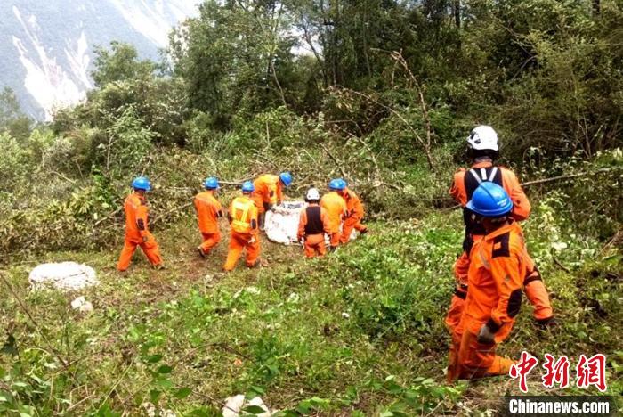 海拔1950米唐29號(hào)塔位搶險(xiǎn)隊(duì)員正搬運(yùn)直升機(jī)吊運(yùn)上山的搶險(xiǎn)材料?！⌒鞈c明 攝