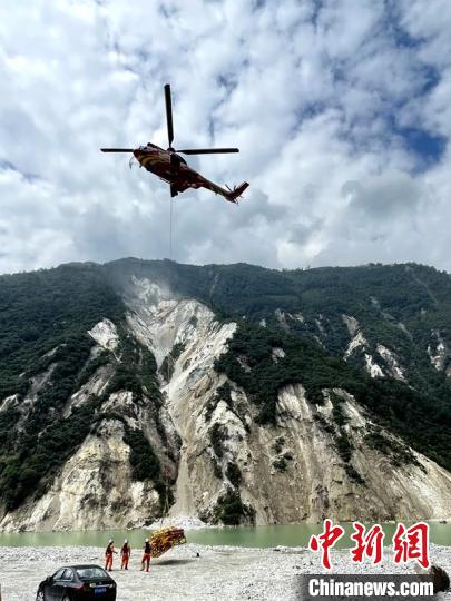 直升機(jī)正在運(yùn)輸110千伏唐下線應(yīng)急塔塔材?！⌒l(wèi)科 攝