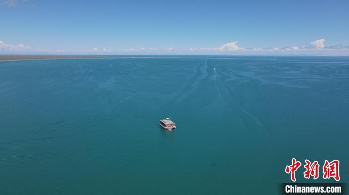 圖為航拍夏日青海湖?！±罱瓕?攝