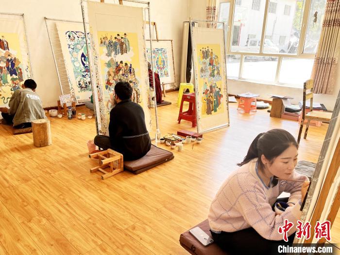 圖為畫室內學徒練習繪畫唐卡?！●R文莉 供圖