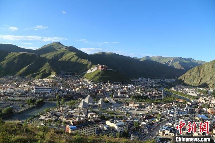 圖為航拍玉樹市?！∮駱涫形麄鞑抗﹫D