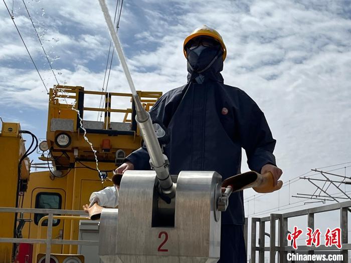 圖為水炮手操作高壓水炮進(jìn)行作業(yè)?！「邌⒑?攝