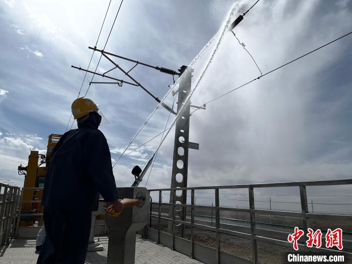 圖為高壓水槍的水柱沖洗絕緣子串?！「邌⒑?攝