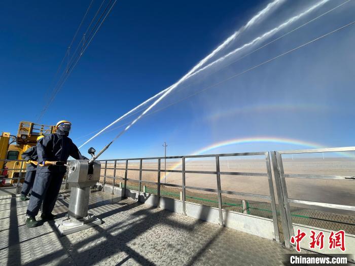 圖為水炮手在操作高壓水炮?！「邌⒑?攝