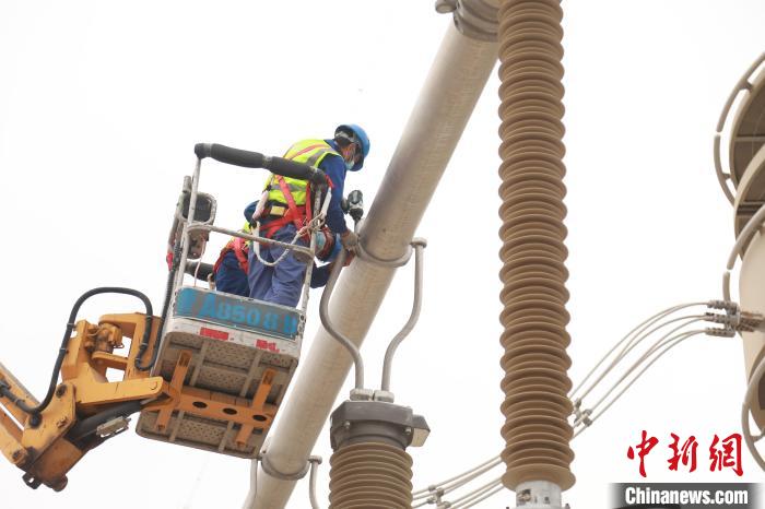 圖為國網青海超高壓公司變電檢修人員正在開展設備檢修工作?！≈煲闳?攝