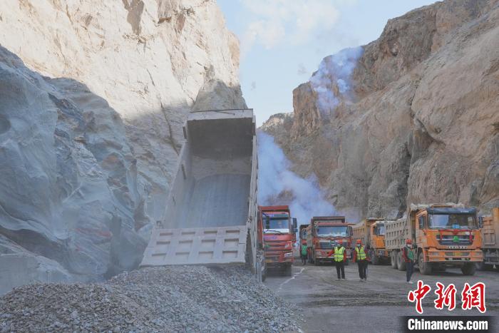 圖為大壩填筑現(xiàn)場(chǎng)?！∷娝木止﹫D