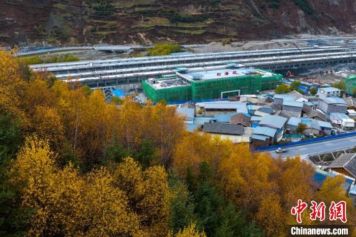 正在建設(shè)的成蘭鐵路松潘站?！⒅铱?攝
