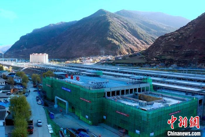 正在建設(shè)中的成蘭鐵路松潘站?！⒅铱?攝