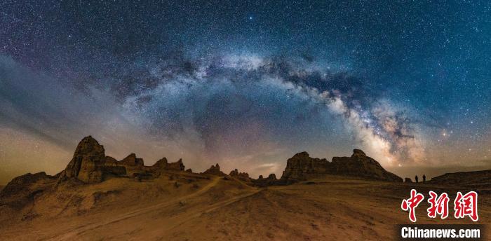 資料圖為冷湖賽什騰山天文臺址的星空。　冷湖工業(yè)園區(qū)供圖
