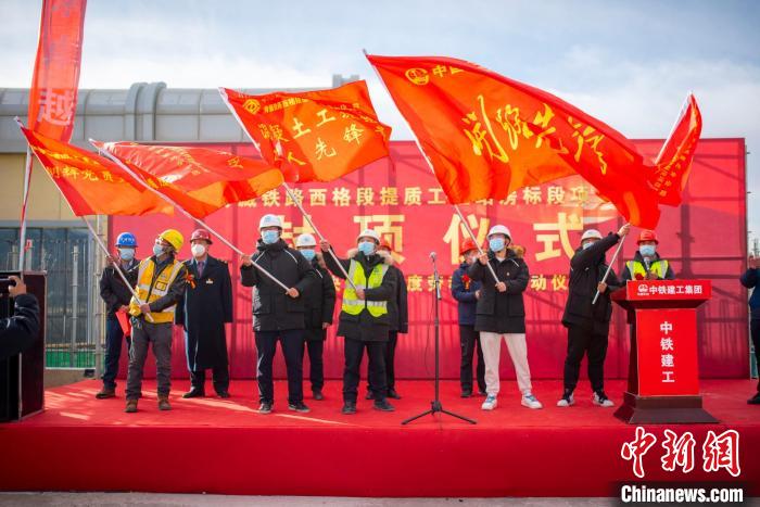 圖為封頂儀式現(xiàn)場。　浩爾娃 攝