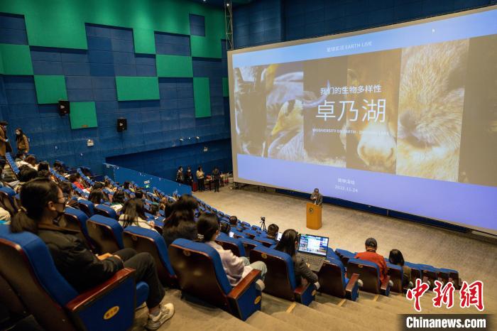 圖為首映式現(xiàn)場?！⊥踽?攝