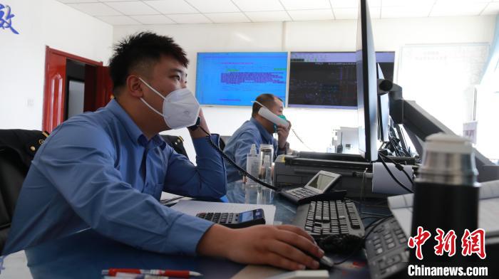 圖為貨運(yùn)調(diào)度人員與外勤工作人員聯(lián)系掌握車輛裝載情況?！±钌?攝