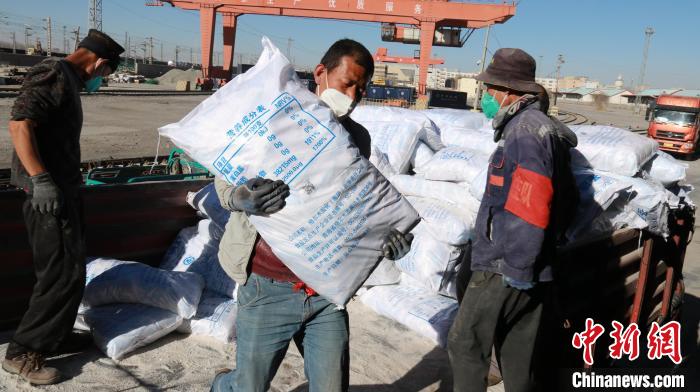 圖為裝卸人員將食鹽從汽車倒裝到火車上。　李生燕 攝