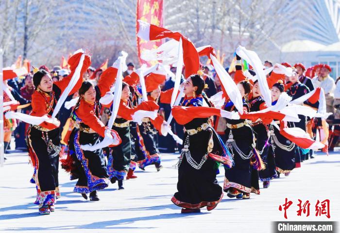 圖為玉樹群眾在廣場內(nèi)載歌載舞?！●R銘言 攝