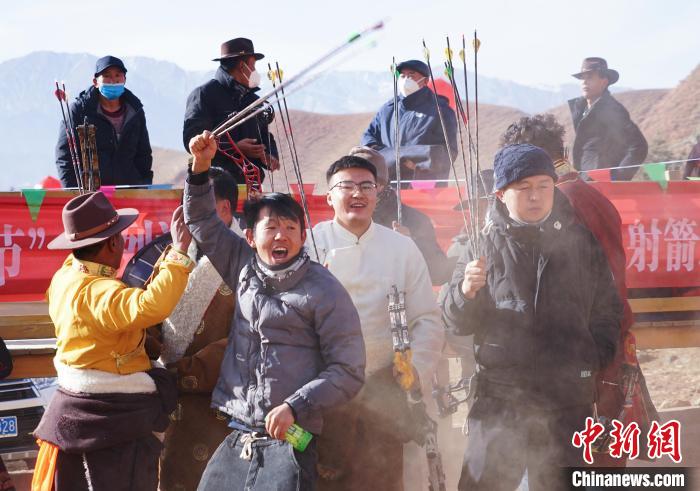圖為藏族民眾跺腳歡呼慶祝弓箭手射中靶心?！●R銘言 攝