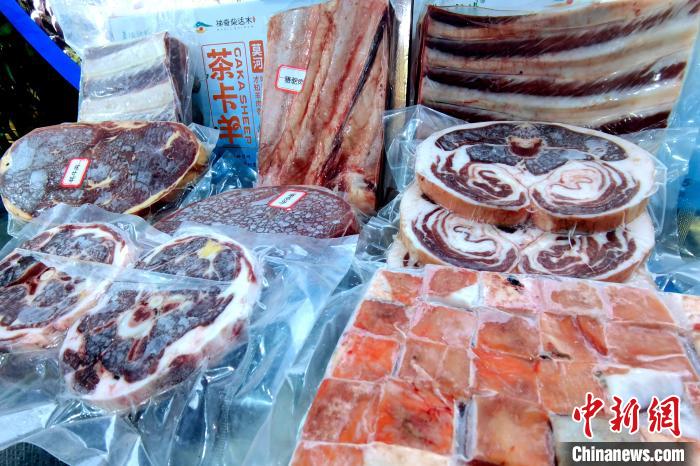 圖為前來參展的柴達木肉類?！±铍h 攝