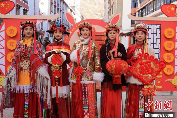 丹巴美女送祝福，迎新年?！±钣腊?攝