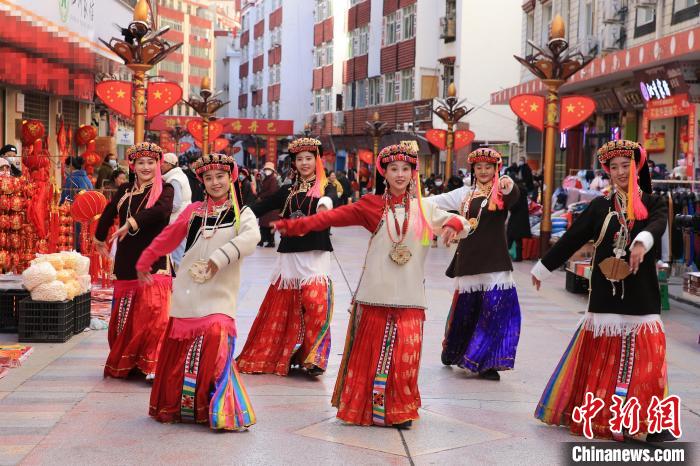 丹巴女孩在街頭跳起歡快歌舞迎接新年到來?！〖o 攝