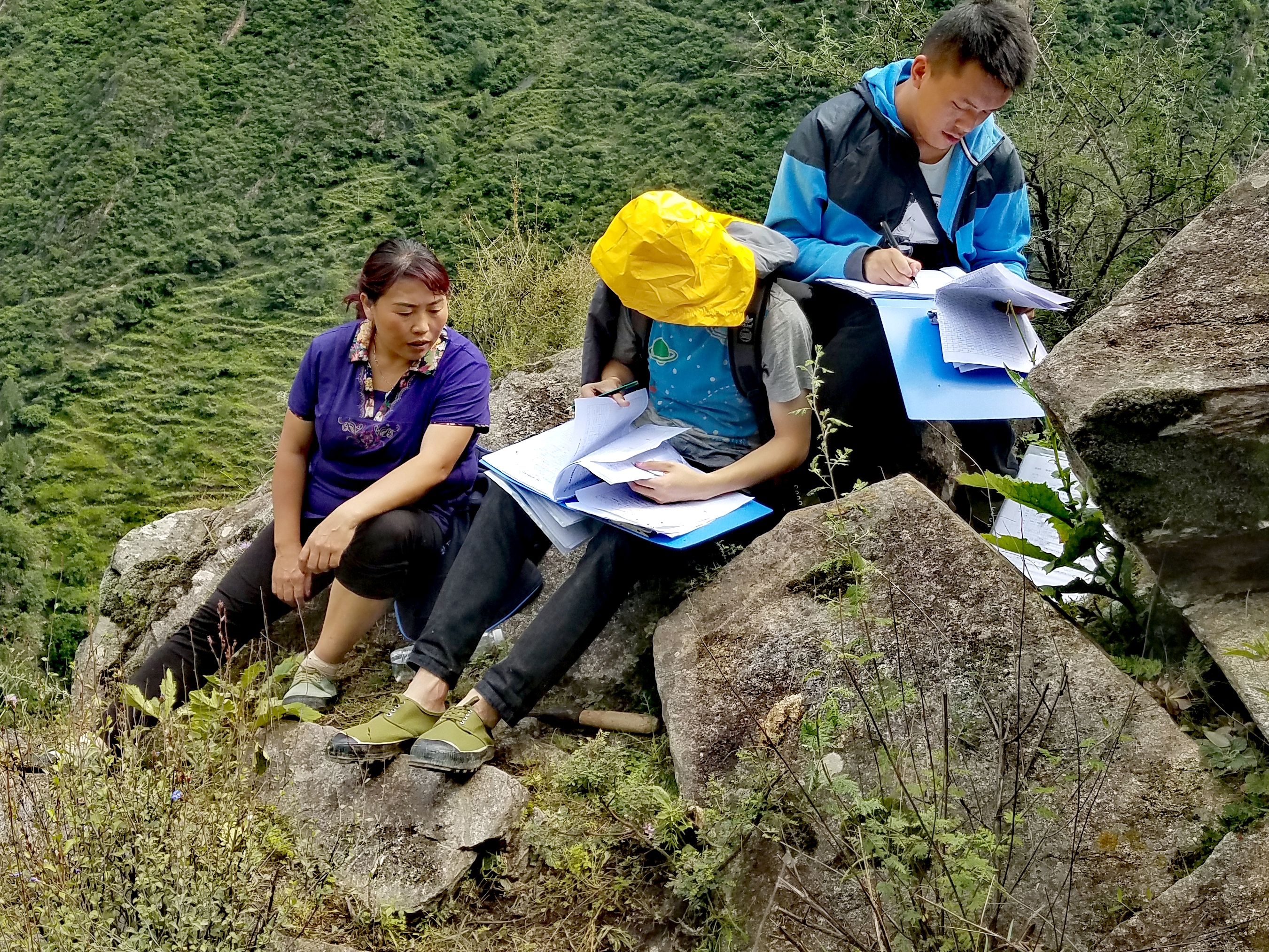 　2022年，余德春(左)協(xié)助排查震后地質(zhì)災害隱患點。(圖為余德春提供)