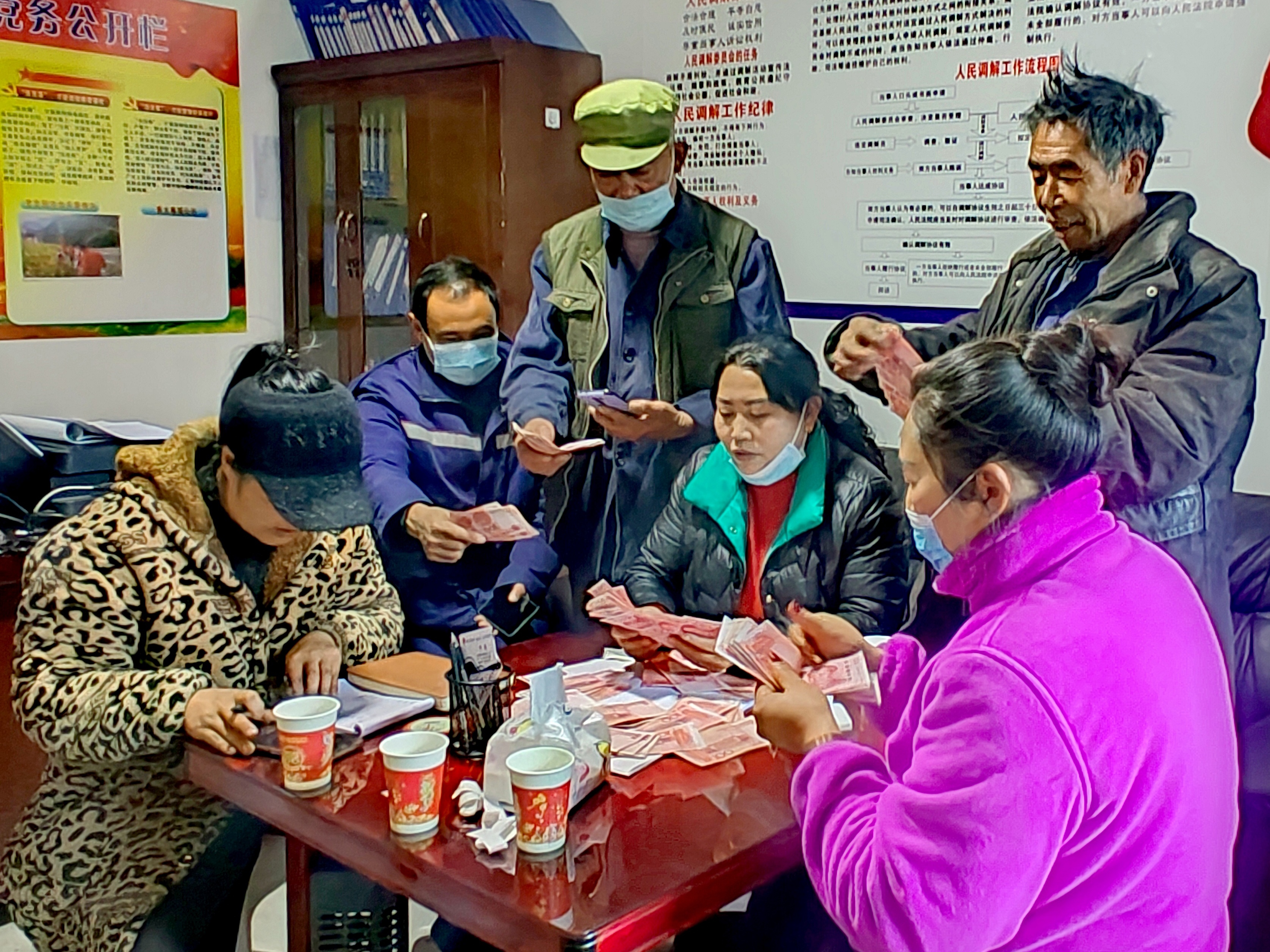 2022年，余德春給村民分紅。(圖為余德春提供)