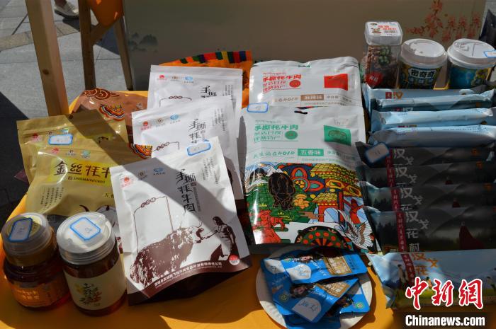 推介活動上的農(nóng)特產(chǎn)品展示?！≈炝杞?攝