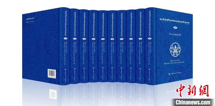 圖為青海果洛州藏醫(yī)專家桑德才讓擔任主編的《藏醫(yī)傳染性疾病文獻集成》?！∈茉L者 供圖