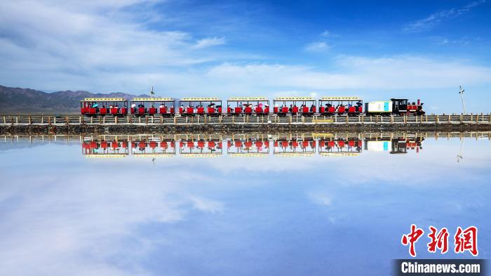 圖為茶卡鹽湖上的小火車。(資料圖) 王生榮 攝