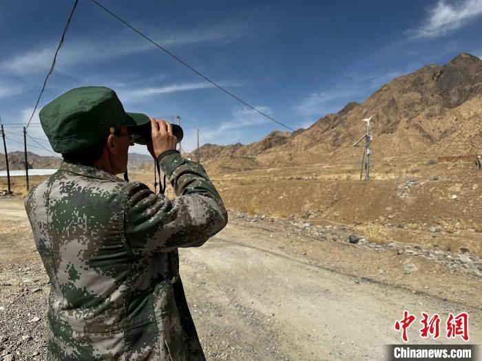 圖為文物保護員費生平正在巡查?！±铍h 攝