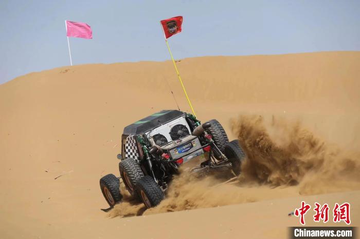 圖為高原沙漠機(jī)車越野挑戰(zhàn)賽現(xiàn)場?！≠F南縣委宣傳部供圖