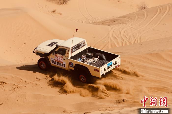 圖為高原沙漠機(jī)車越野挑戰(zhàn)賽現(xiàn)場?！≠F南縣委宣傳部供圖