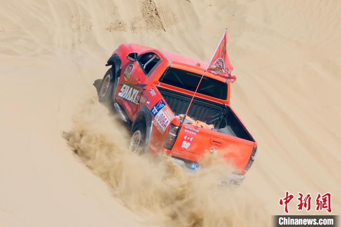 圖為高原沙漠機(jī)車越野挑戰(zhàn)賽現(xiàn)場?！≠F南縣委宣傳部供圖
