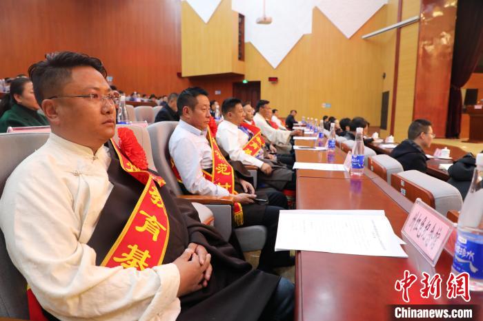 圖為玉樹州民族團結進步創(chuàng)建工作推進會現(xiàn)場?！『F龍 攝